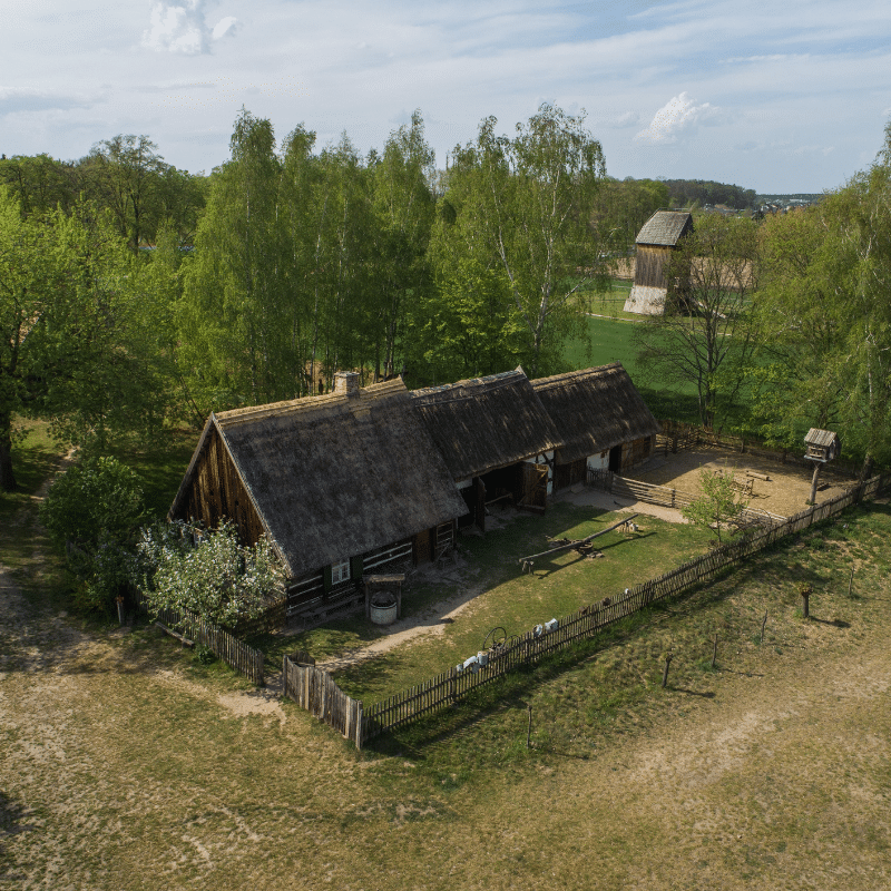 fotografia lotnicza wiejskiej zagrody