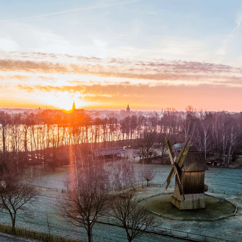 Panorama skansenu oraz jeziora Wolsztyńskiego. Na pierwszym planie wiatrak koźlak z Wroniaw z 1603 roku..