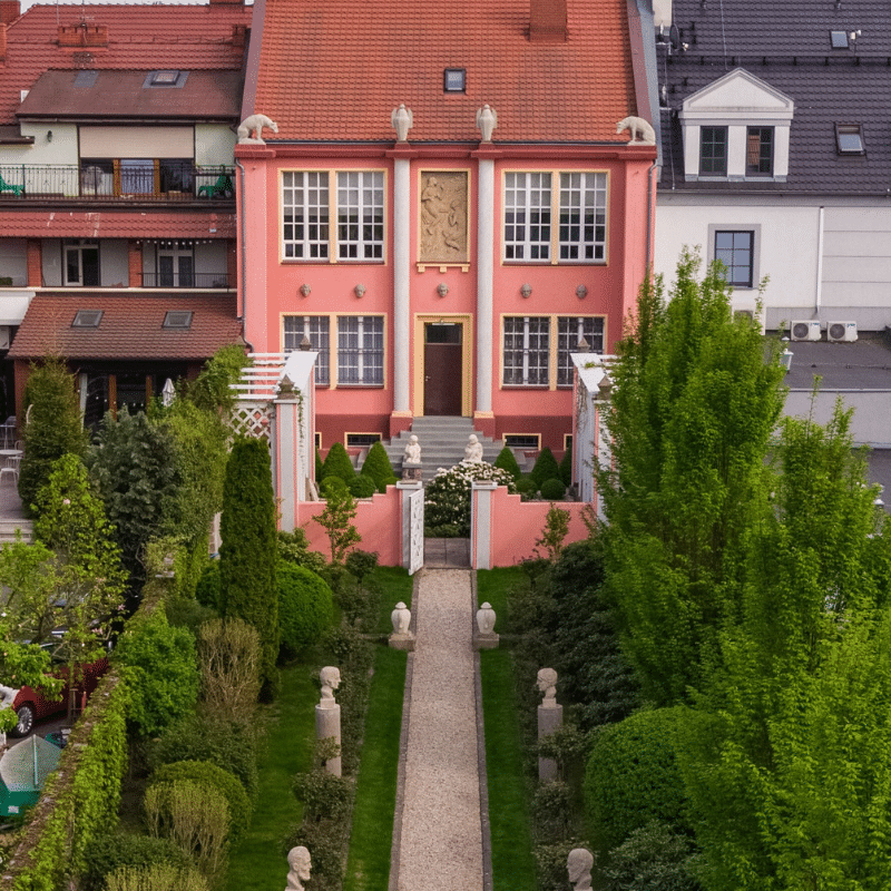 Budynek Muzeum Marcina rożka. Widok od strony ogrodu.