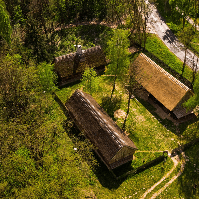 Skansen Budownictwa Ludowego Zachodniej Wielkopolski. Widok z drona na zagrodę olęderską z Sękowa