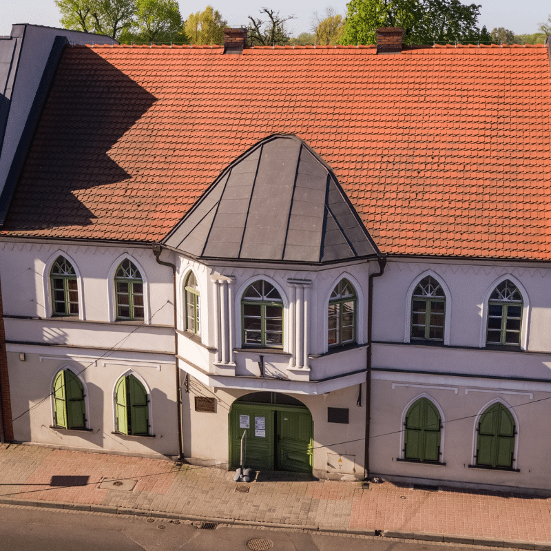 Widok z drona na budynek Muzeum dr. Roberta Kocha od strony ulicy Doktora Kocha