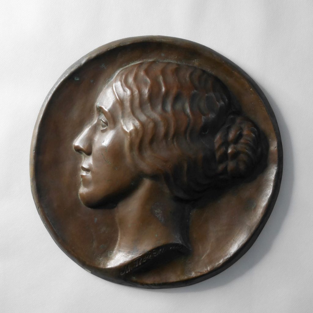 Medalion wykonany z brązu z wizerunkiem głowy kobiety