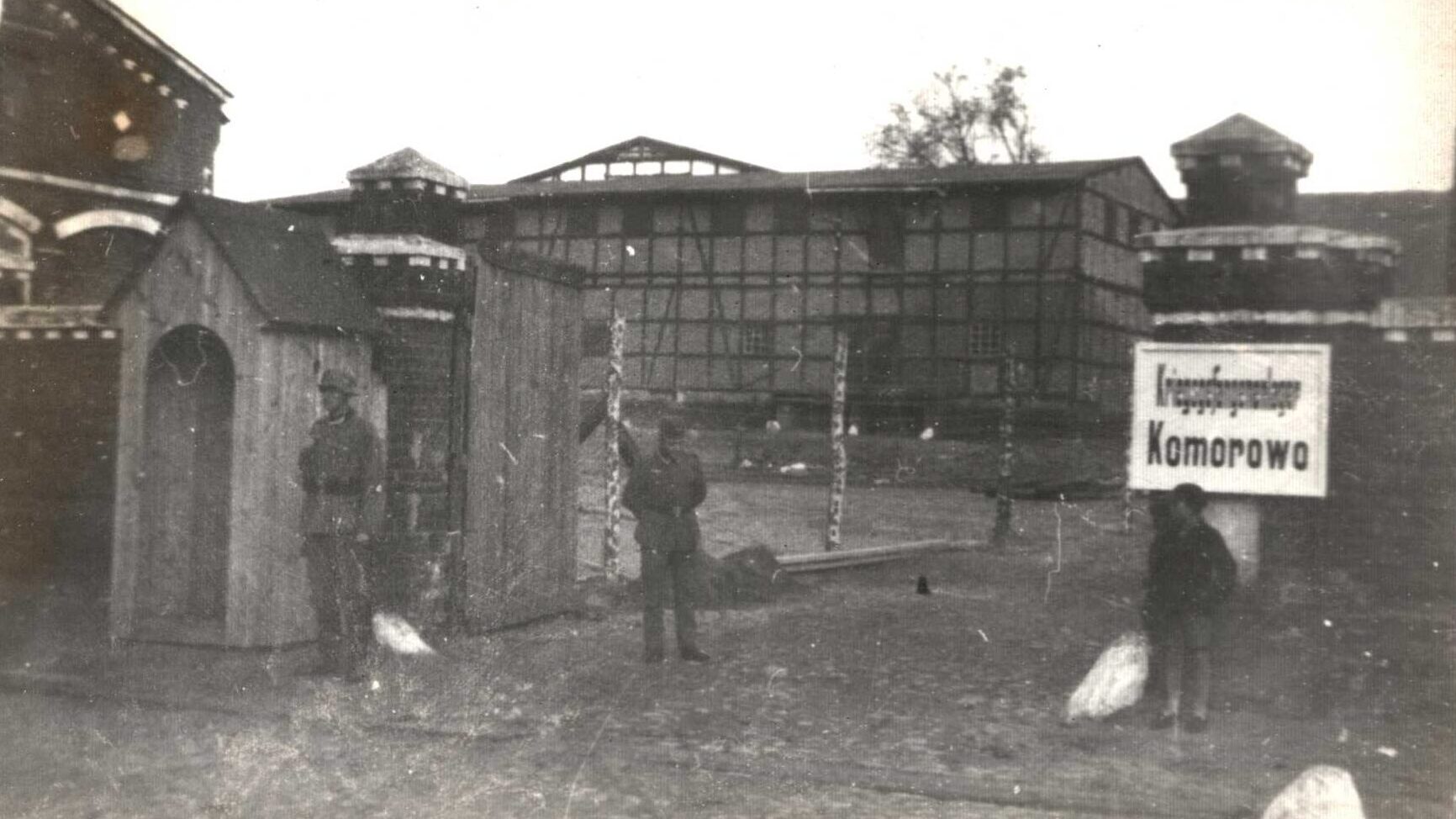 Wartownicy przy bramie głównej do obozu jenieckiego