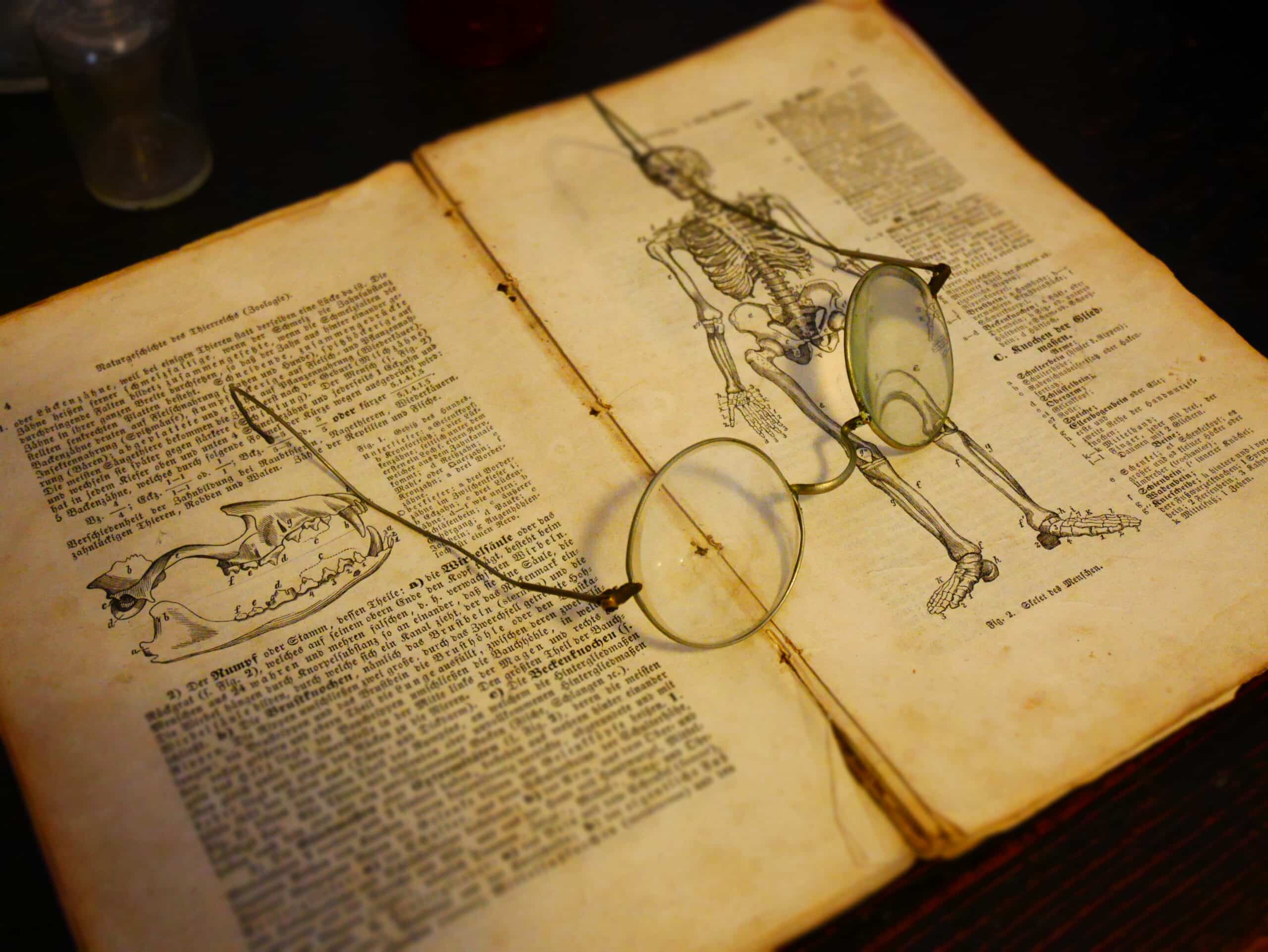 Okulary leżące na książce